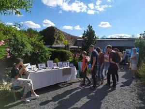 Jardin d'un particulier avec exposition de peintures et visiteurs lors de Deci de l'Art 2021 à Grand'Landes