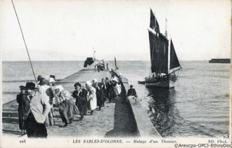 Le halage d’un voilier se faisait généralement en chantant. Les Sables-d’Olonne vers 1900.
