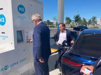 François Sauvadet et Alain Leboeuf se sont rendus à la station multiénergies de La Roche-sur-Yon.