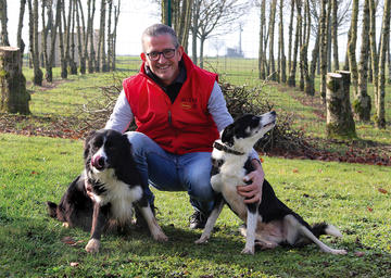 Dominique Brechoire, président de l'ACT 85, et ses deux chiens de troupeau