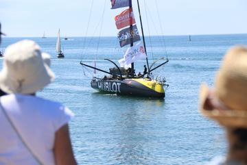 Les skippers accueillis sous les applaudissements.