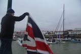 Alex Thomson acclamé le long du chenal