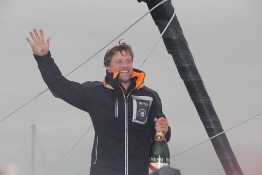 Alex Thomson fête sa 3ème place 2