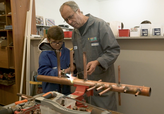 Un bénévole de l'association L'Outil en main transmet son savoir-faire à un jeune vendéen.