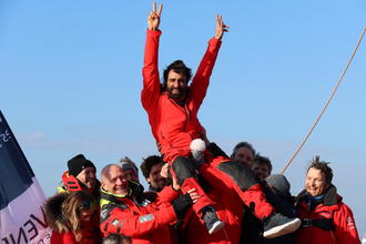 Alan Roura porté par son équipe après sa 17e place sur le Vendée Globe 2020-2021